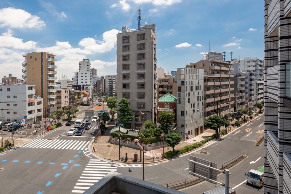 Florian Busch Architects 打造日本斜坡顶部的 NOBORI 大楼，向上攀爬的设计惊艳！