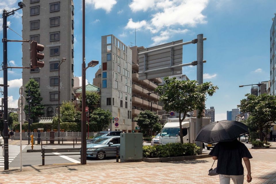 Florian Busch Architects 打造日本斜坡顶部的 NOBORI 大楼，向上攀爬的设计惊艳！