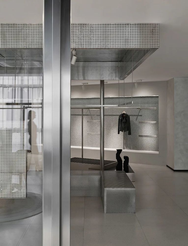 MIGOCOO 服装店 | 灰色调的体块、板片与杆件空间艺术