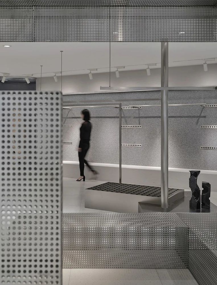 MIGOCOO 服装店 | 灰色调的体块、板片与杆件空间艺术