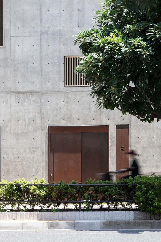 Florian Busch Architects 打造日本斜坡顶部的 NOBORI 大楼，向上攀爬的设计惊艳！