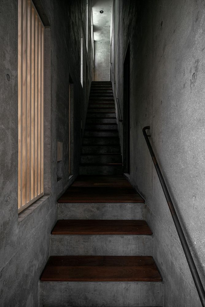 Florian Busch Architects 打造日本斜坡顶部的 NOBORI 大楼，向上攀爬的设计惊艳！