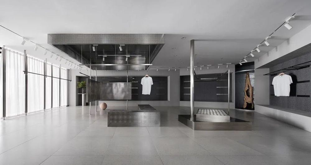 MIGOCOO 服装店 | 灰色调的体块、板片与杆件空间艺术