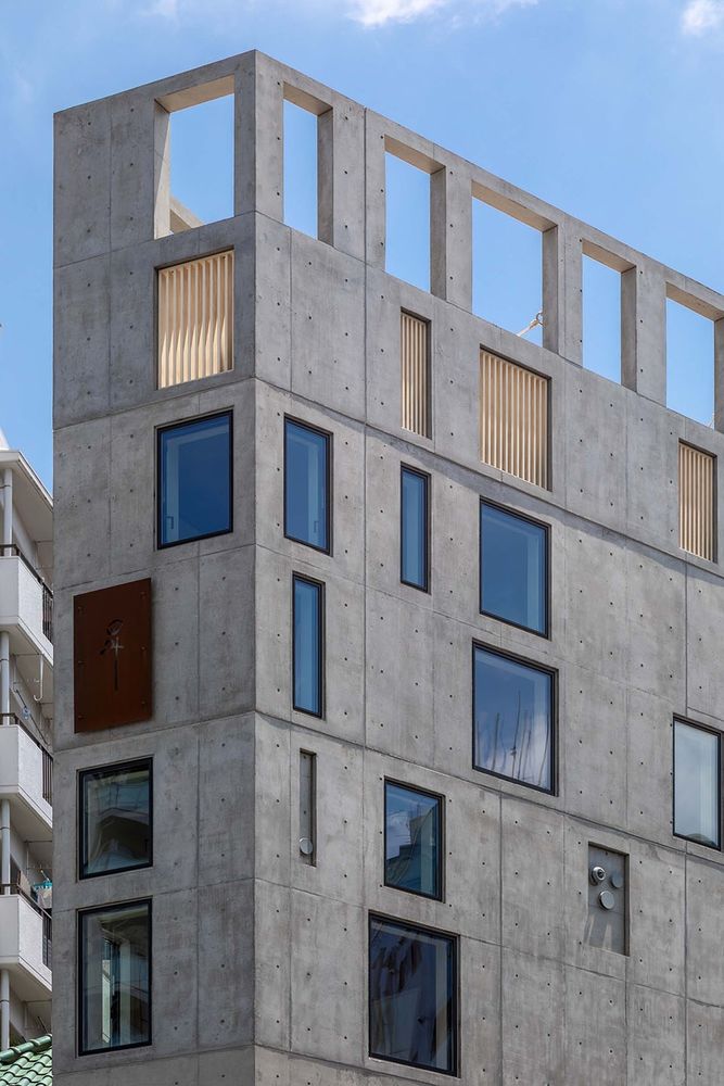 Florian Busch Architects 打造日本斜坡顶部的 NOBORI 大楼，向上攀爬的设计惊艳！