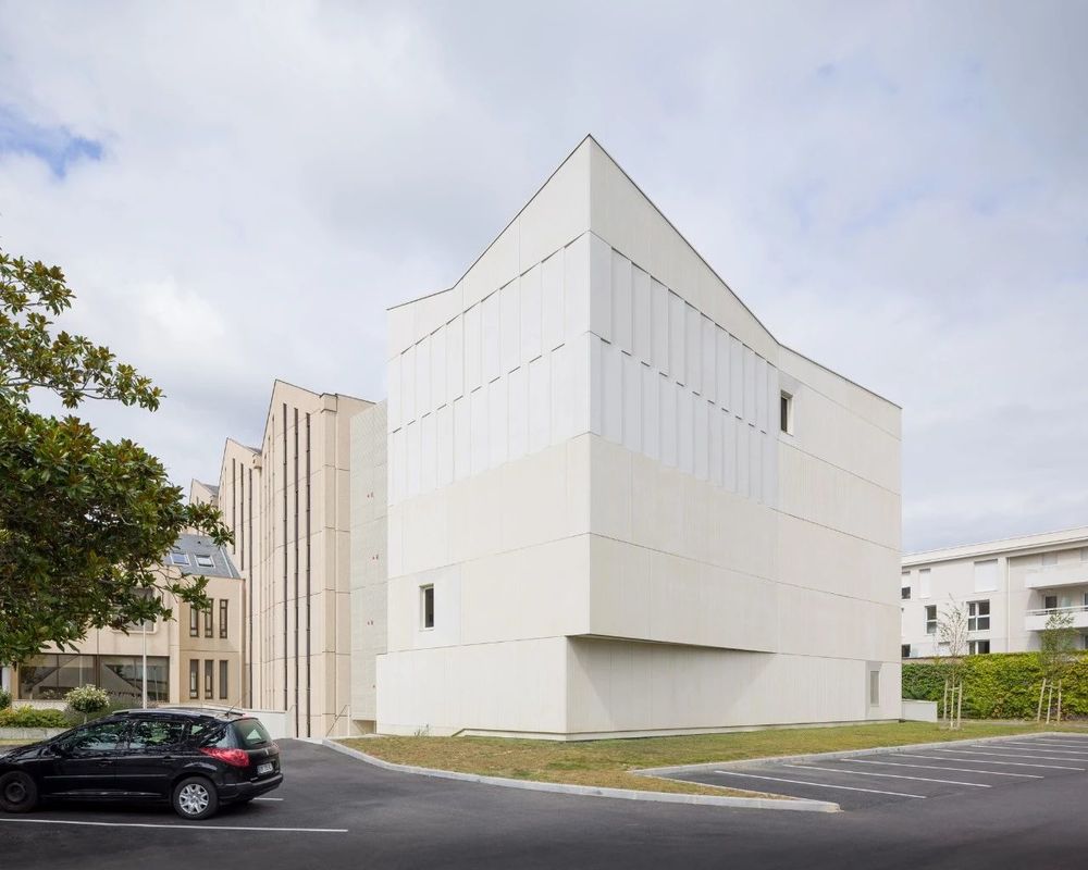 法国安格斯市档案馆建筑 | 纯净优雅的立面，锯齿形屋顶线