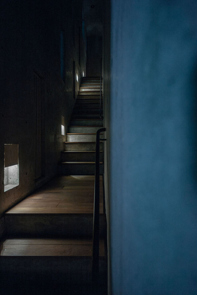 Florian Busch Architects 打造日本斜坡顶部的 NOBORI 大楼，向上攀爬的设计惊艳！