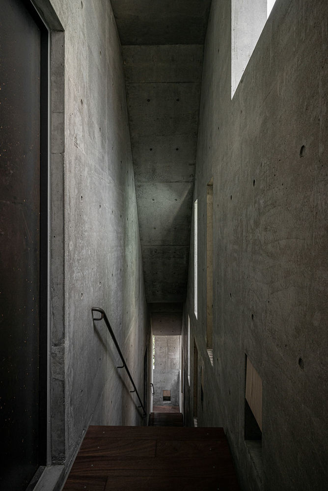 Florian Busch Architects 打造日本斜坡顶部的 NOBORI 大楼，向上攀爬的设计惊艳！