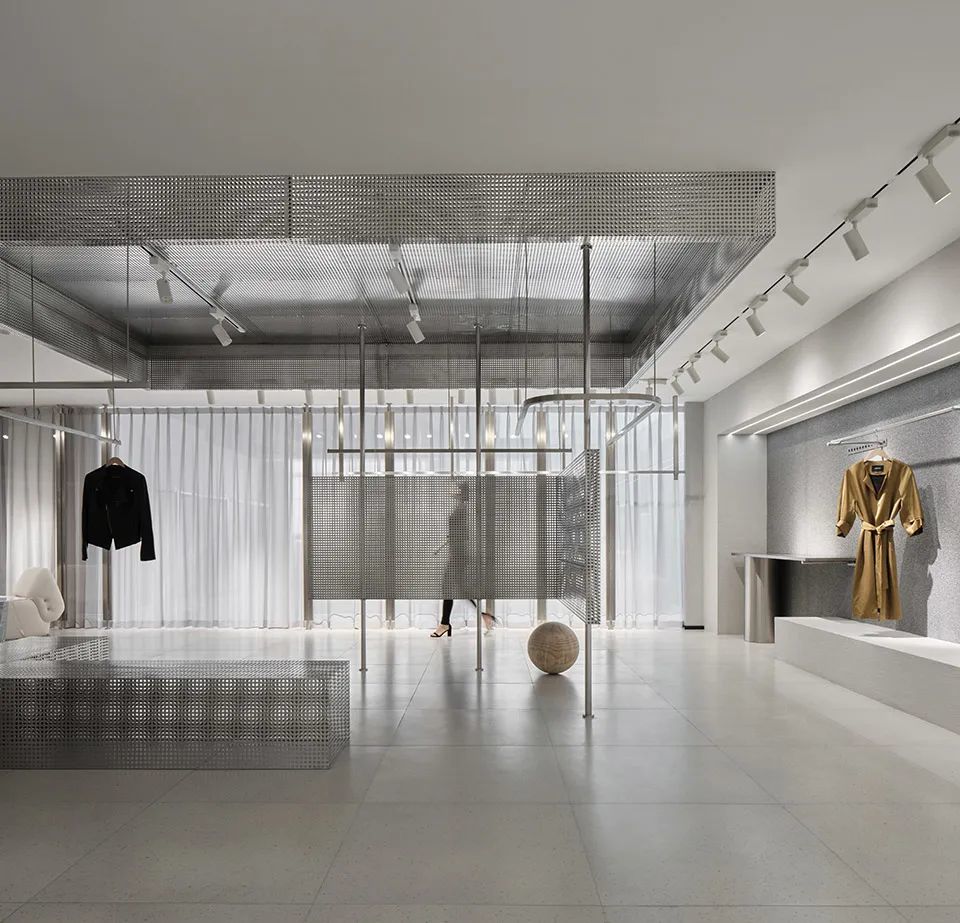 MIGOCOO 服装店 | 灰色调的体块、板片与杆件空间艺术