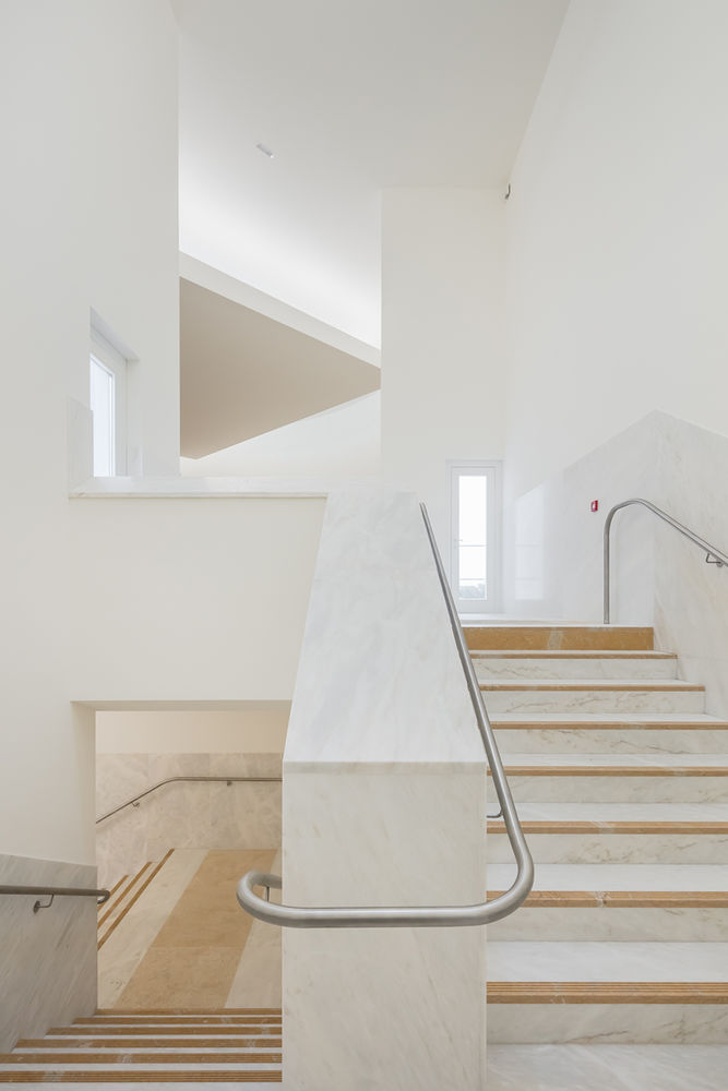 Saint-Jacques-de-la-Lande教堂，法国雷恩 / Álvaro Siza Vieira