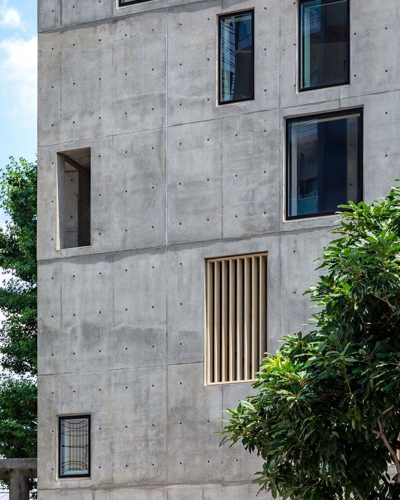 Florian Busch Architects 打造日本斜坡顶部的 NOBORI 大楼，向上攀爬的设计惊艳！