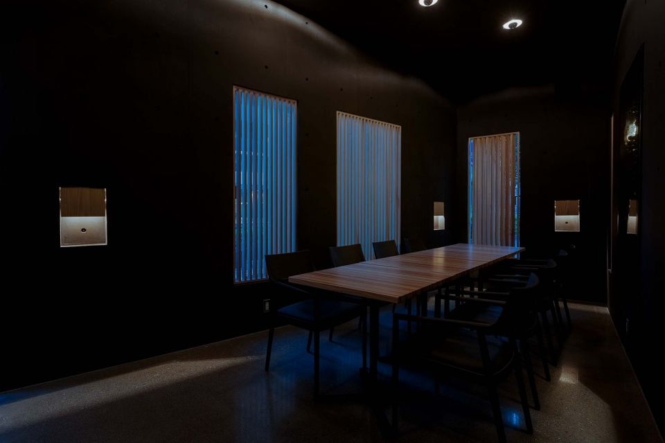 Florian Busch Architects 打造日本斜坡顶部的 NOBORI 大楼，向上攀爬的设计惊艳！