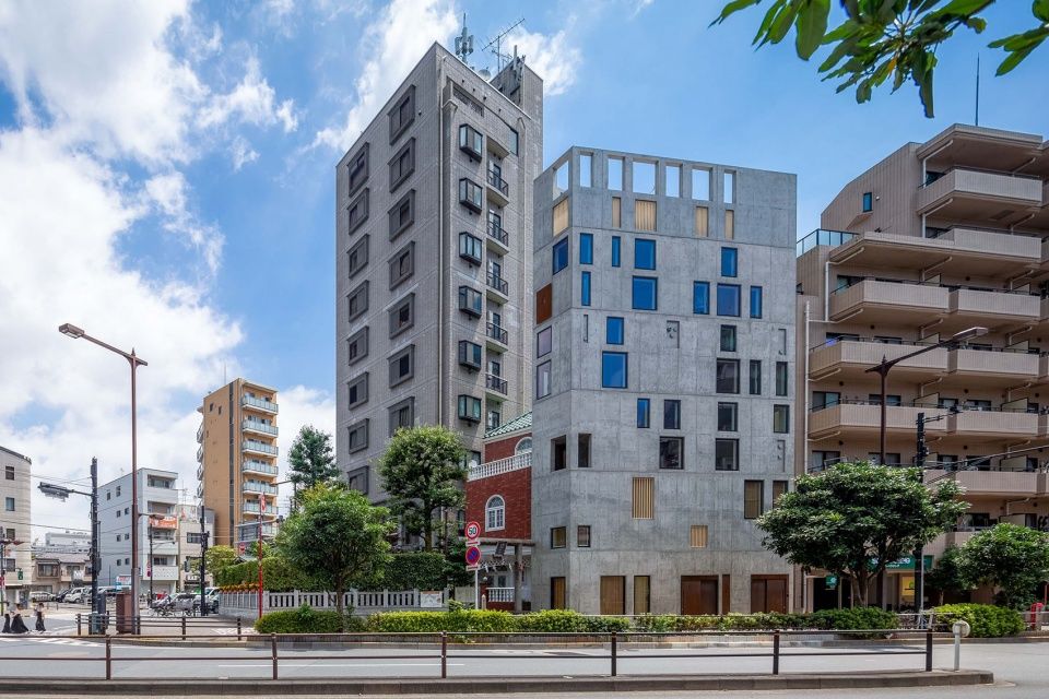 Florian Busch Architects 打造日本斜坡顶部的 NOBORI 大楼，向上攀爬的设计惊艳！