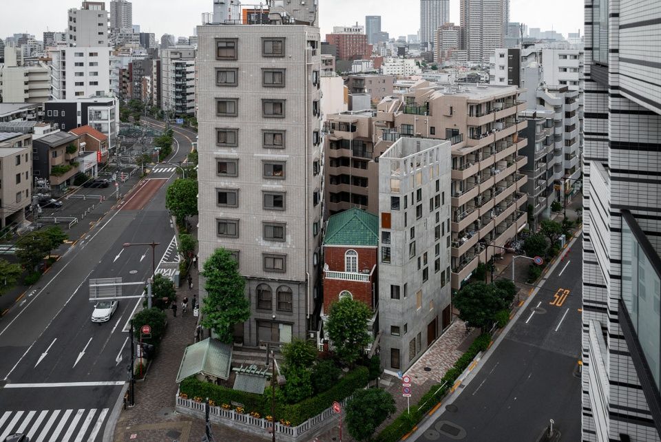 Florian Busch Architects 打造日本斜坡顶部的 NOBORI 大楼，向上攀爬的设计惊艳！