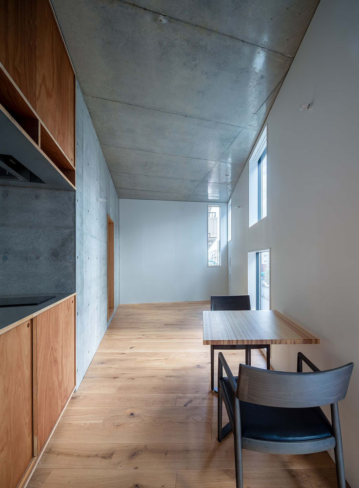Florian Busch Architects 打造日本斜坡顶部的 NOBORI 大楼，向上攀爬的设计惊艳！