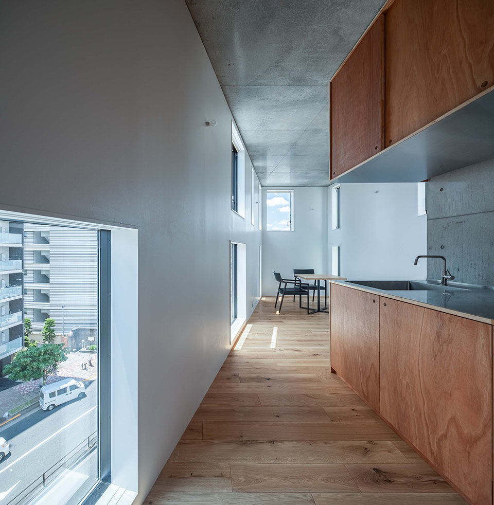 Florian Busch Architects 打造日本斜坡顶部的 NOBORI 大楼，向上攀爬的设计惊艳！