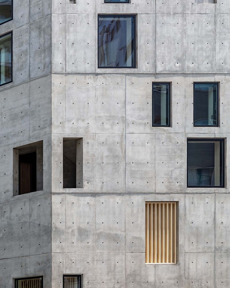 Florian Busch Architects 打造日本斜坡顶部的 NOBORI 大楼，向上攀爬的设计惊艳！