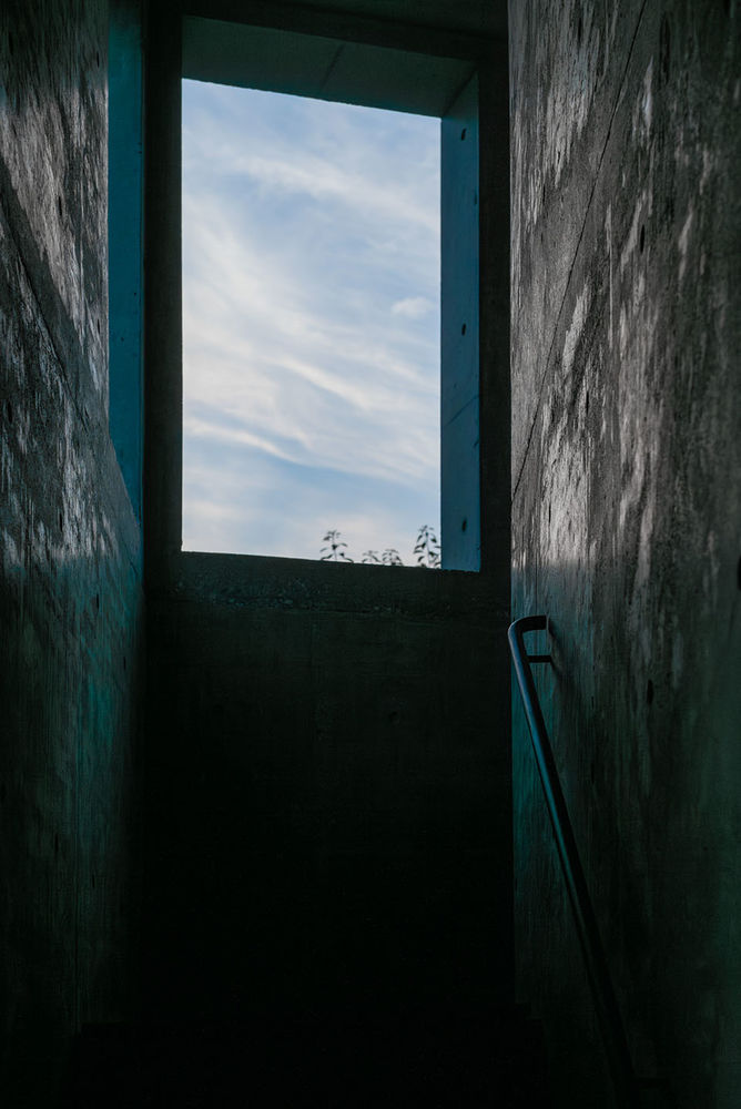 Florian Busch Architects 打造日本斜坡顶部的 NOBORI 大楼，向上攀爬的设计惊艳！