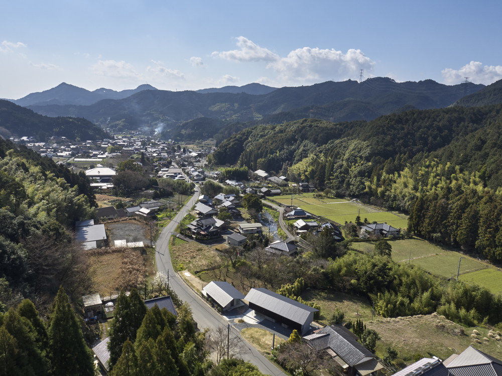 日本秋月野鸟之家 | 木构悬浮“长屋门”的生态旅店设计
