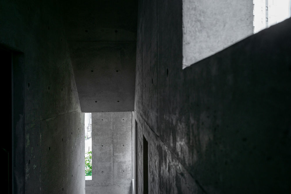 Florian Busch Architects 打造日本斜坡顶部的 NOBORI 大楼，向上攀爬的设计惊艳！