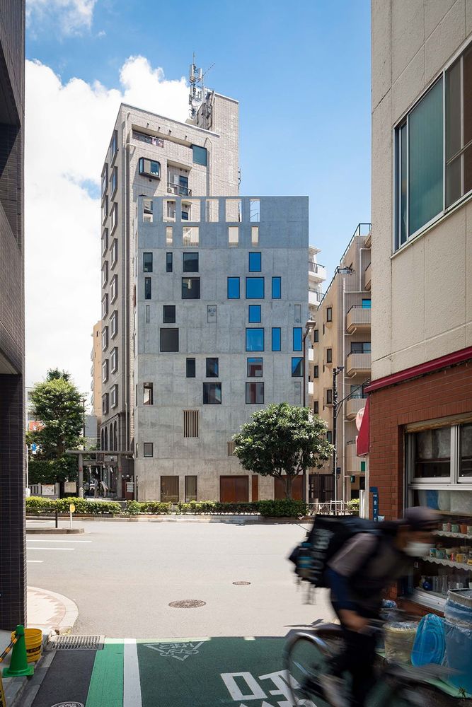 Florian Busch Architects 打造日本斜坡顶部的 NOBORI 大楼，向上攀爬的设计惊艳！