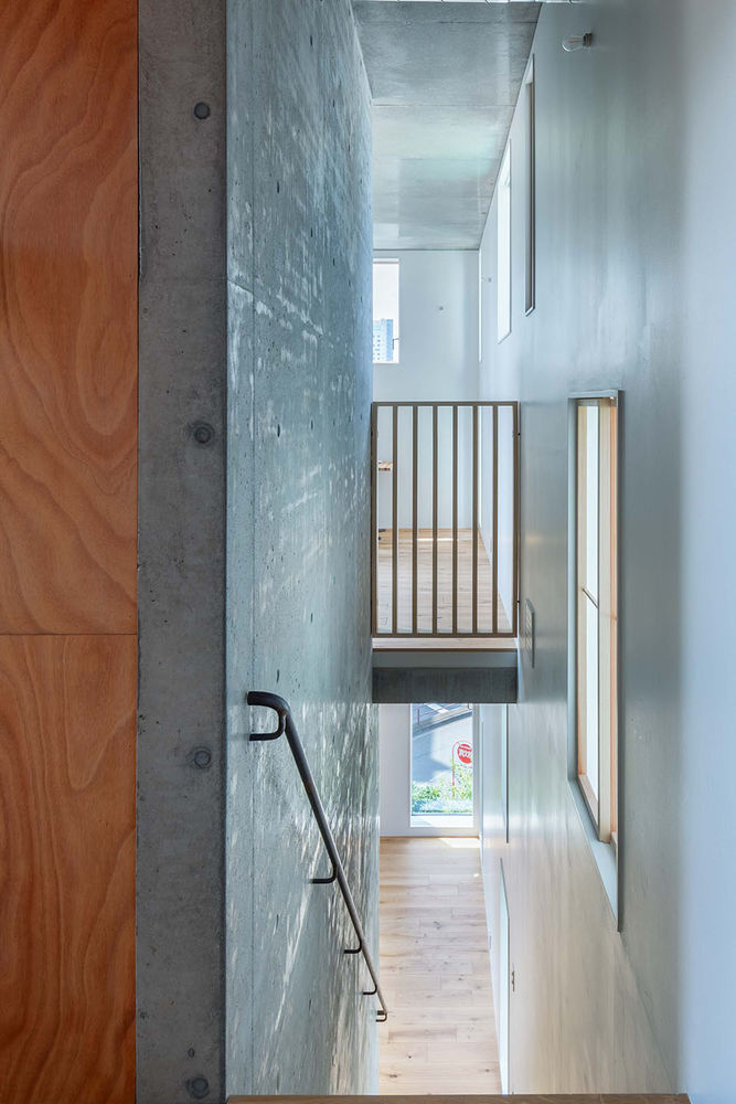 Florian Busch Architects 打造日本斜坡顶部的 NOBORI 大楼，向上攀爬的设计惊艳！