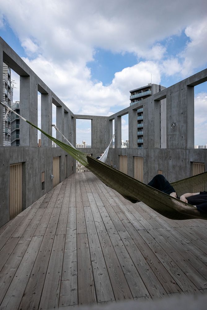 Florian Busch Architects 打造日本斜坡顶部的 NOBORI 大楼，向上攀爬的设计惊艳！