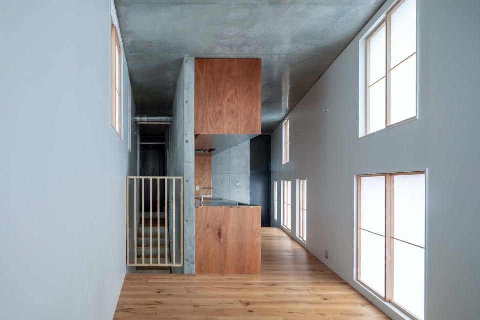 Florian Busch Architects 打造日本斜坡顶部的 NOBORI 大楼，向上攀爬的设计惊艳！
