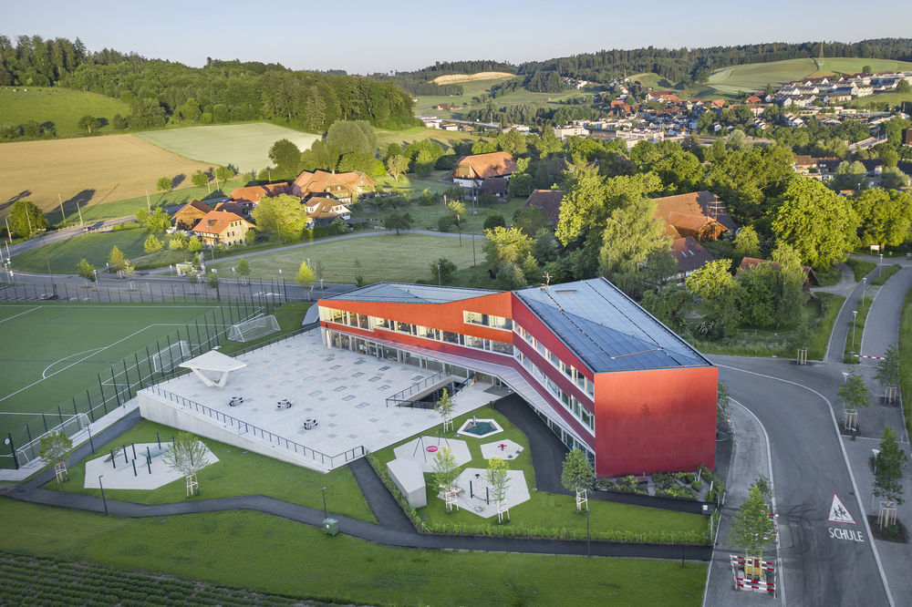 Niederwangen-Ried School and Sports Fields / Büning-Pfaue Kartmann Architekten