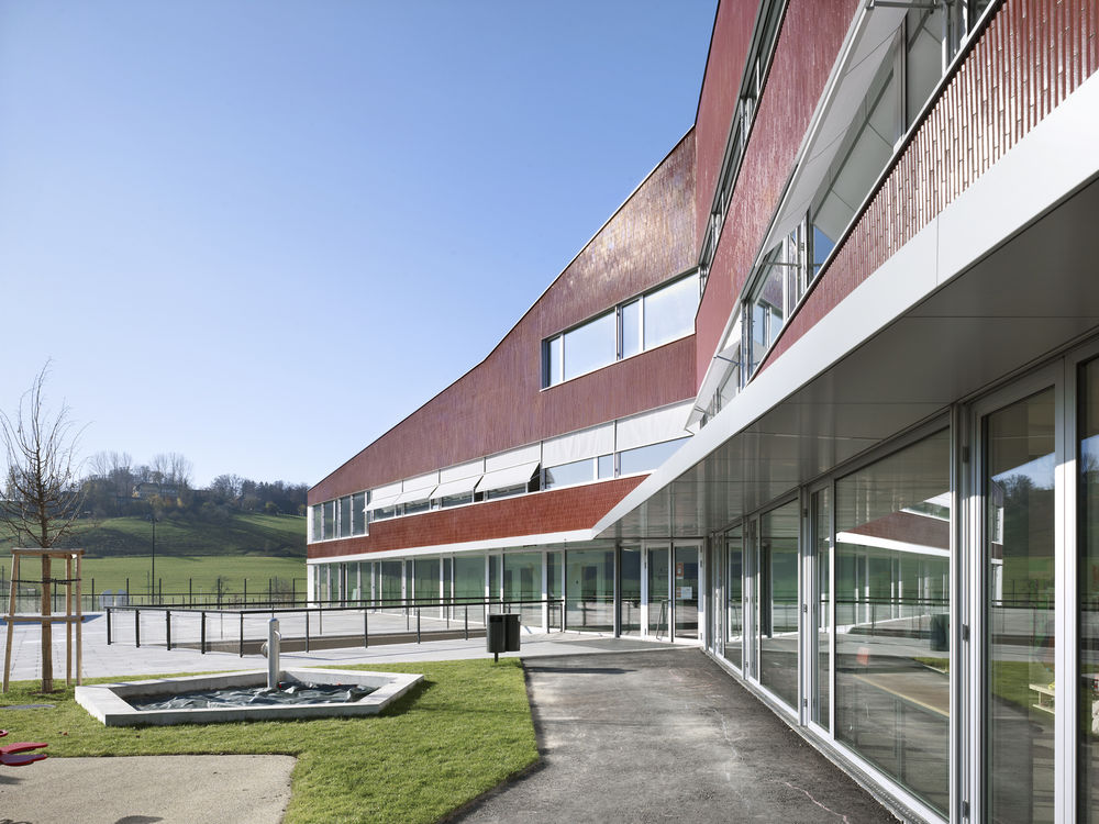 Niederwangen-Ried School and Sports Fields / Büning-Pfaue Kartmann Architekten