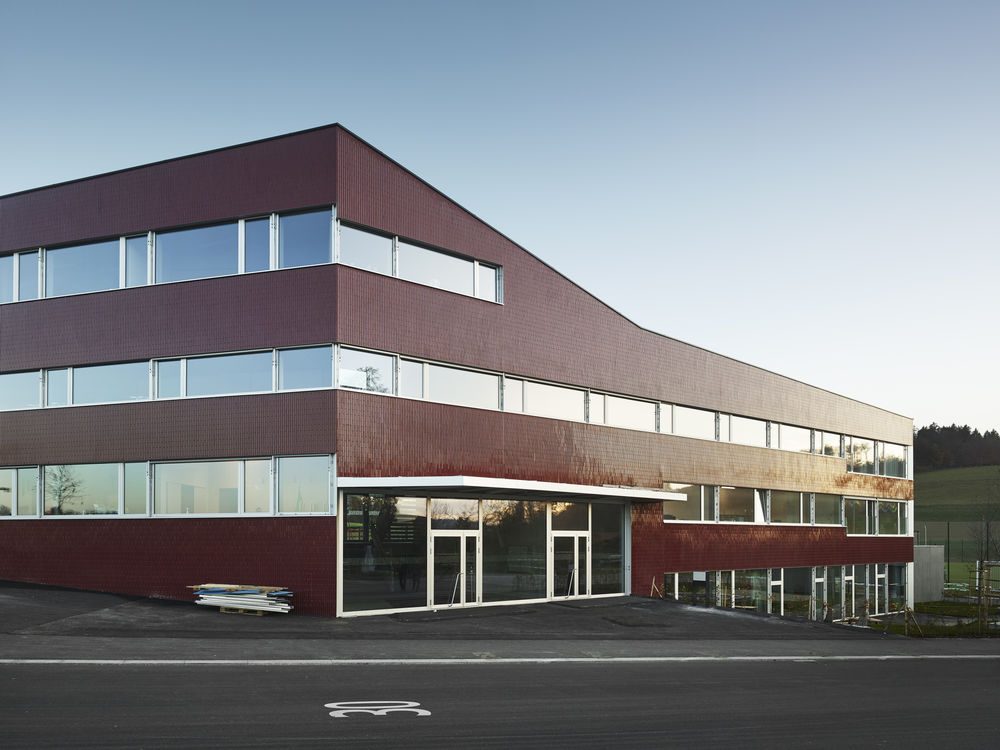 Niederwangen-Ried School and Sports Fields / Büning-Pfaue Kartmann Architekten