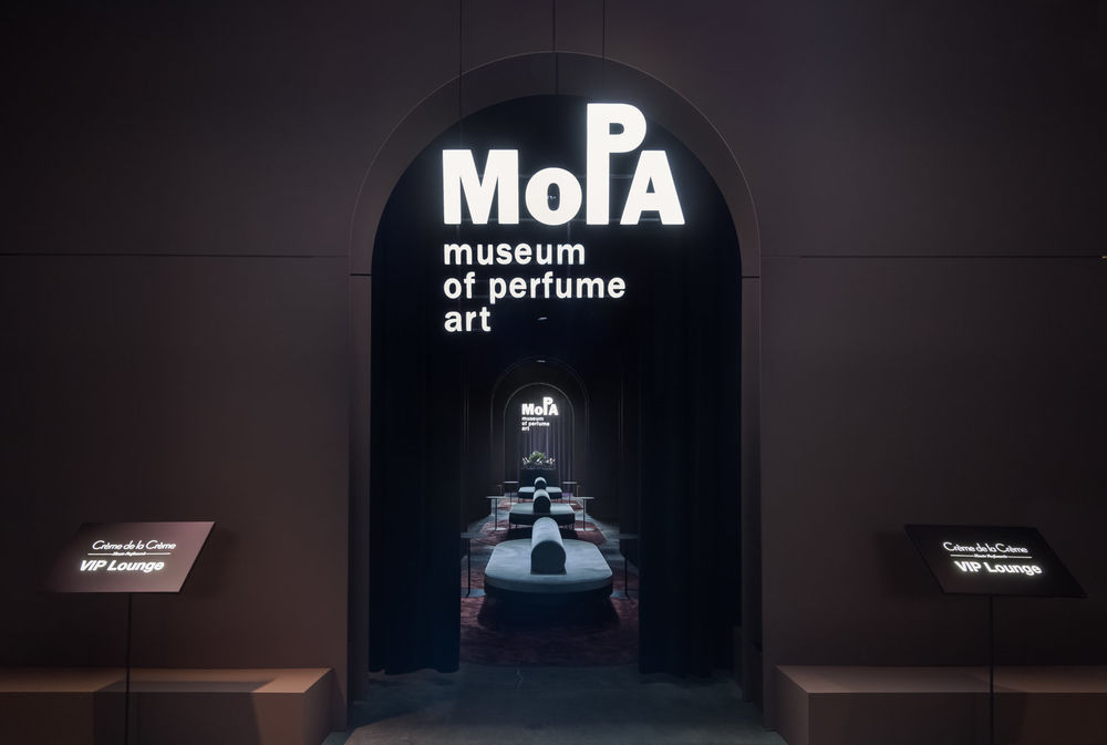 MOPA 香水艺术博物馆——现代优雅的天鹅绒空间
