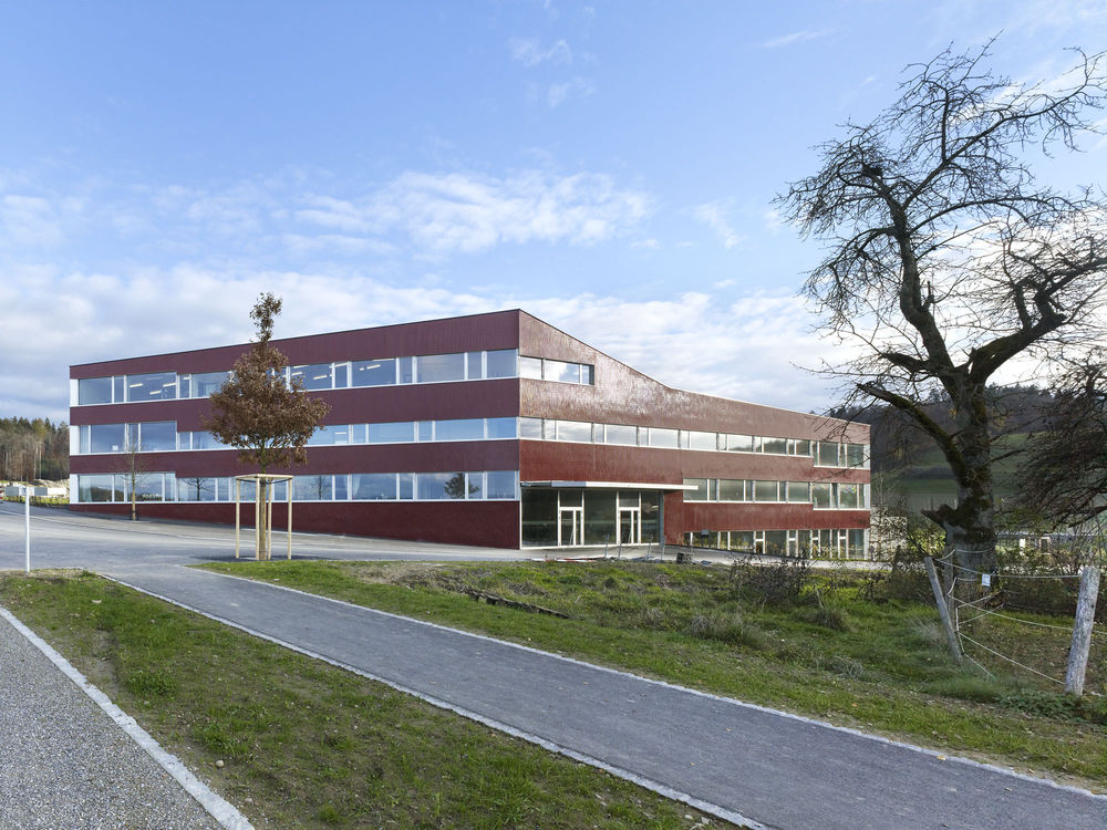 Niederwangen-Ried School and Sports Fields / Büning-Pfaue Kartmann Architekten