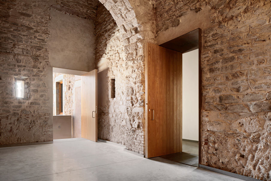 古老农舍改建而成的音乐学院 / BAMMP Arquitectes