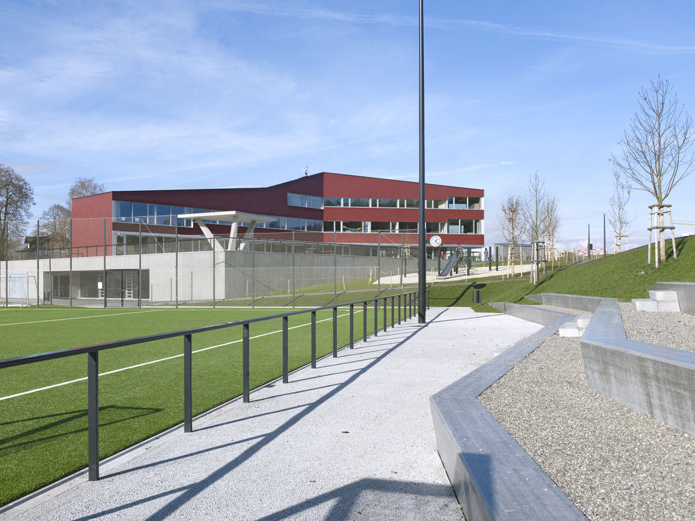 Niederwangen-Ried School and Sports Fields / Büning-Pfaue Kartmann Architekten