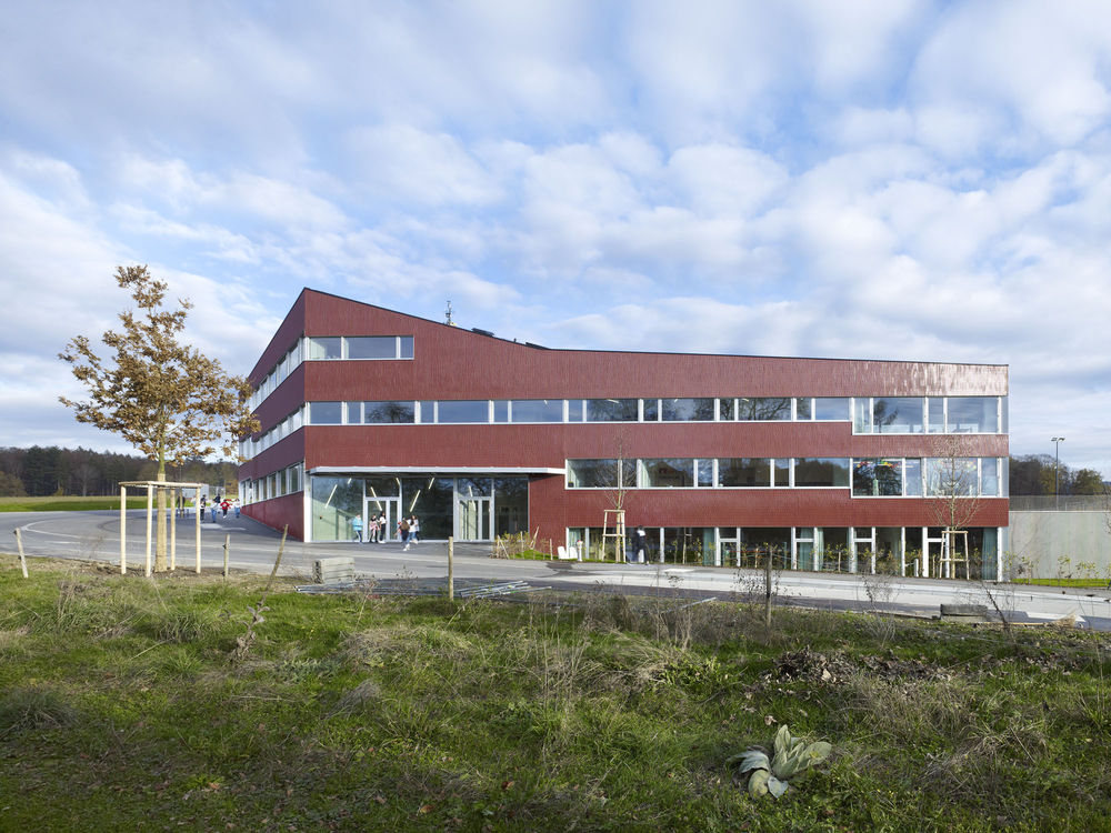 Niederwangen-Ried School and Sports Fields / Büning-Pfaue Kartmann Architekten
