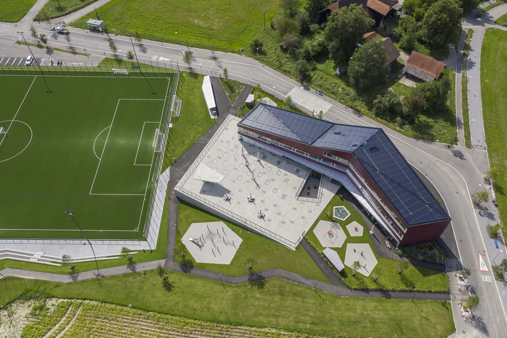 Niederwangen-Ried School and Sports Fields / Büning-Pfaue Kartmann Architekten