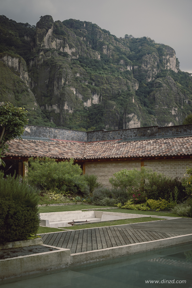 墨西哥火山石与松木建花园式住宅，环保与美学的完美结合
