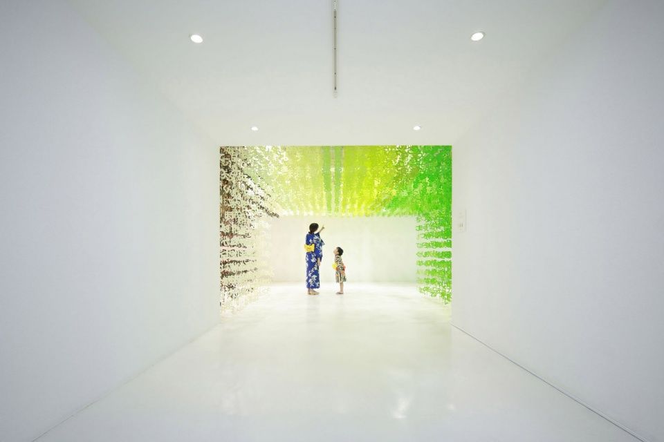 彩纸映衬下的“语言的世界”可尔必思 100 周年装置艺术展