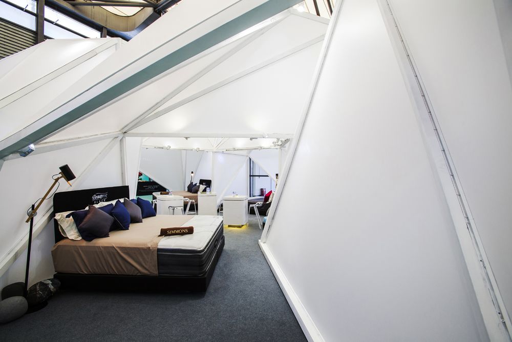 Simmons Bedding 2015 年家具展透明展位设计