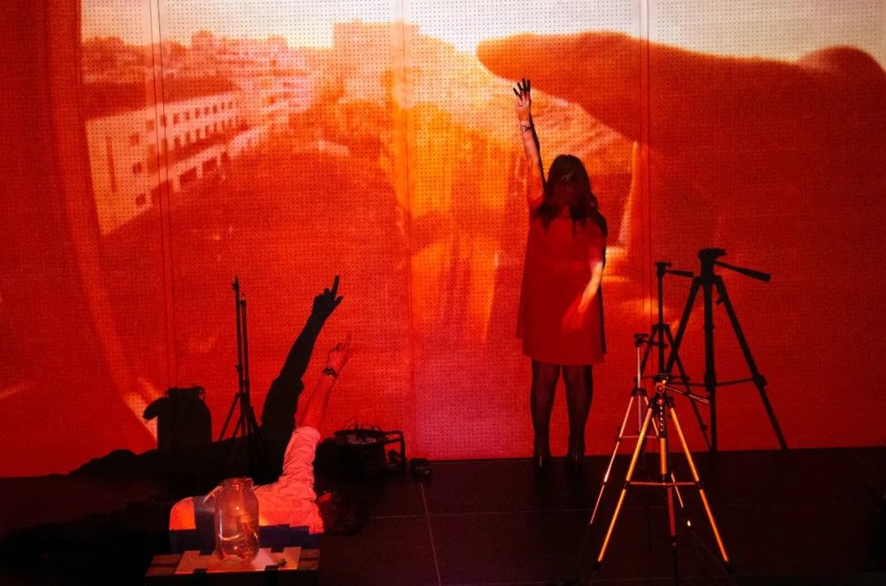 天目里美术馆 | “跨服聊天”与“9189 公里”展览打破艺术边界