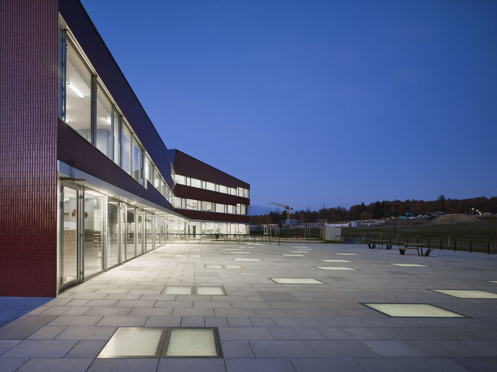 Niederwangen-Ried School and Sports Fields / Büning-Pfaue Kartmann Architekten