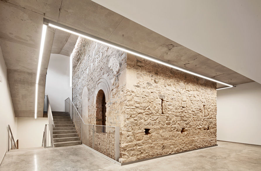 古老农舍改建而成的音乐学院 / BAMMP Arquitectes