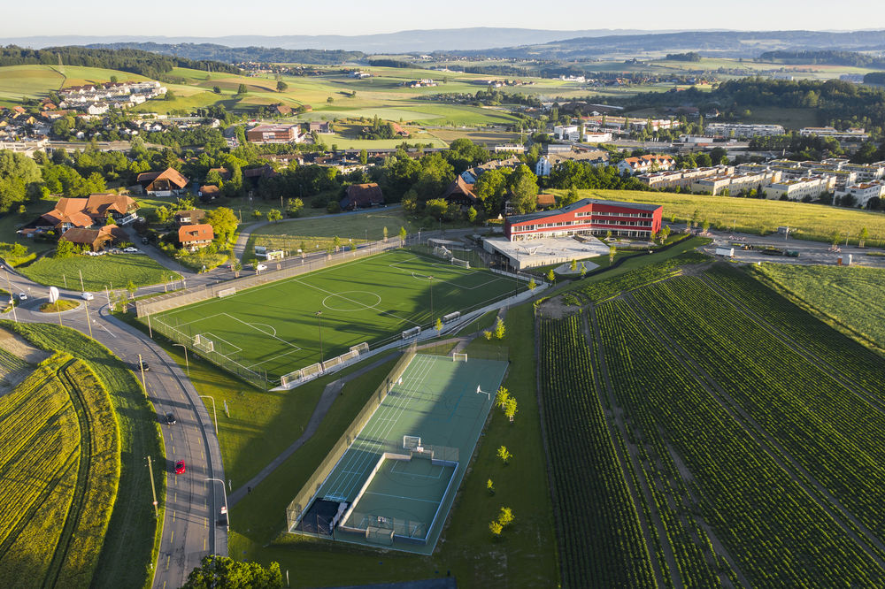 Niederwangen-Ried School and Sports Fields / Büning-Pfaue Kartmann Architekten