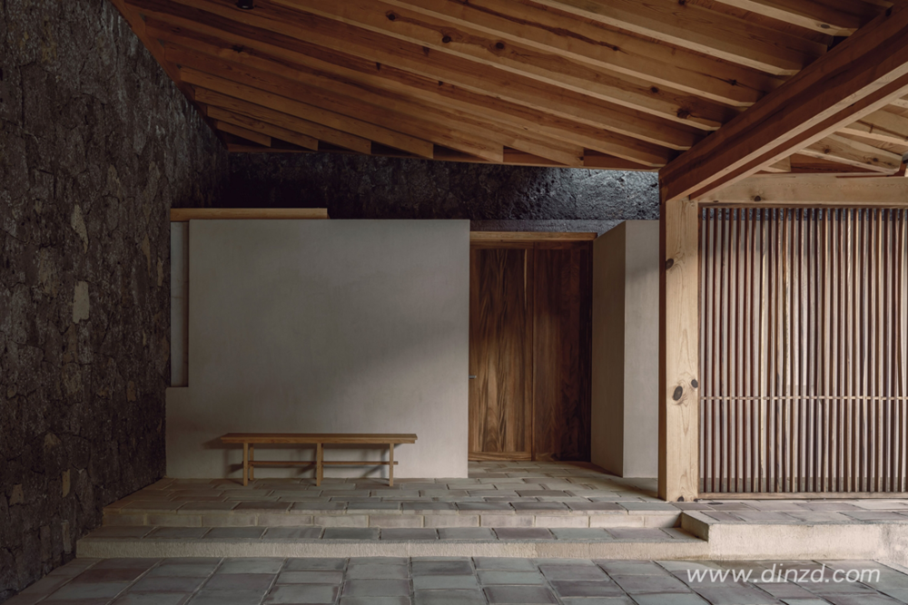 墨西哥火山石与松木建花园式住宅，环保与美学的完美结合
