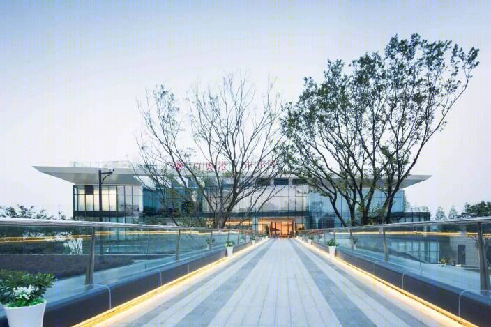 南京京奥港未来别墅景观 | 空中天桥与垂直绿化的完美融合