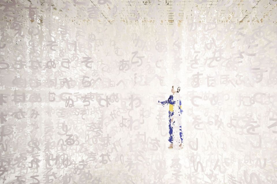 彩纸映衬下的“语言的世界”可尔必思 100 周年装置艺术展