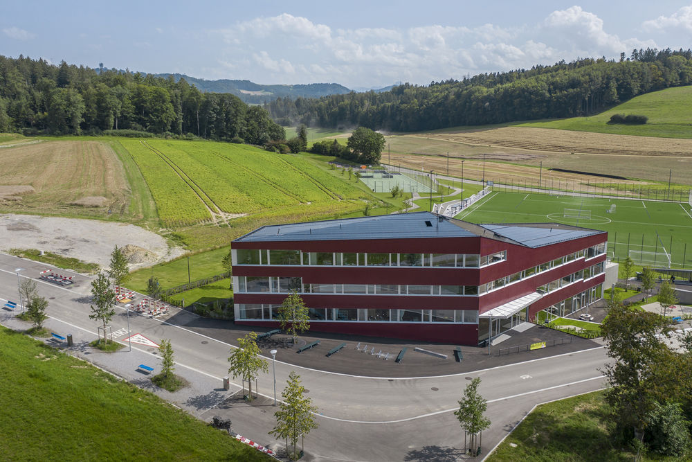 Niederwangen-Ried School and Sports Fields / Büning-Pfaue Kartmann Architekten