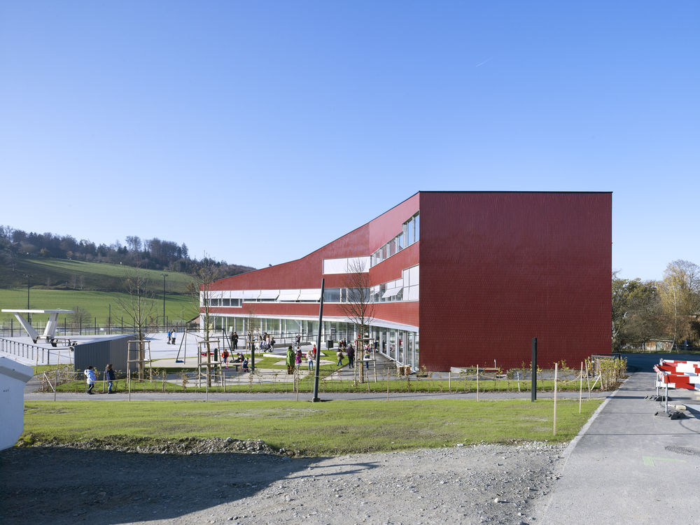 Niederwangen-Ried School and Sports Fields / Büning-Pfaue Kartmann Architekten