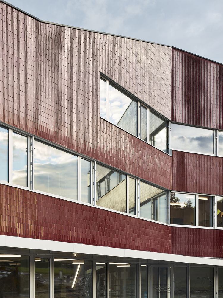 Niederwangen-Ried School and Sports Fields / Büning-Pfaue Kartmann Architekten
