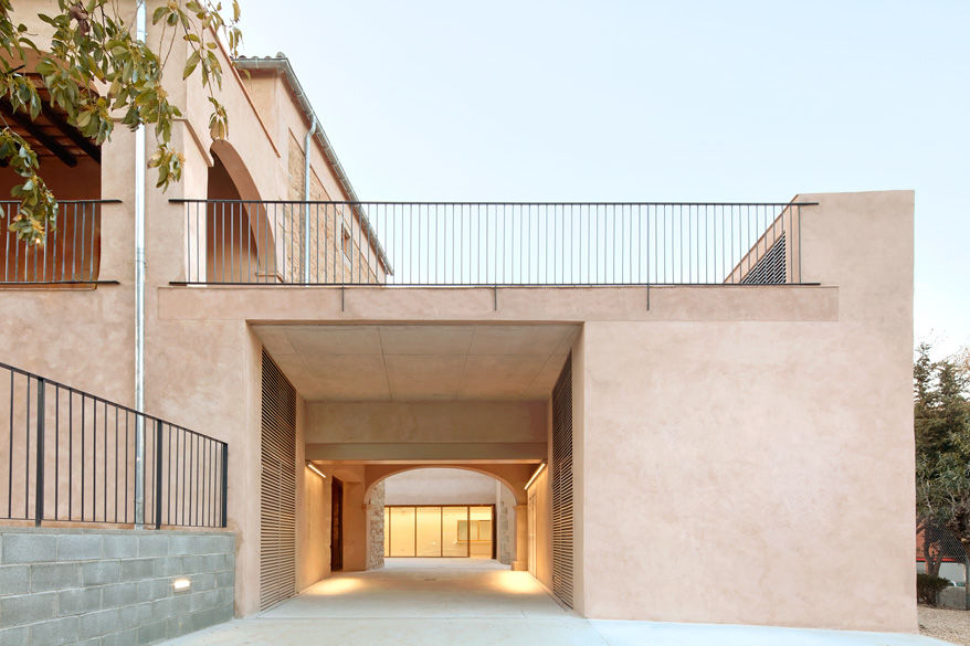 古老农舍改建而成的音乐学院 / BAMMP Arquitectes